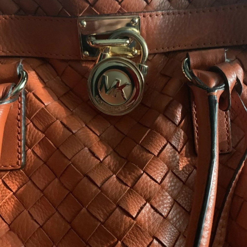 Michael Kors Woven Tote & Matching Wallet - Picture 11 of 12